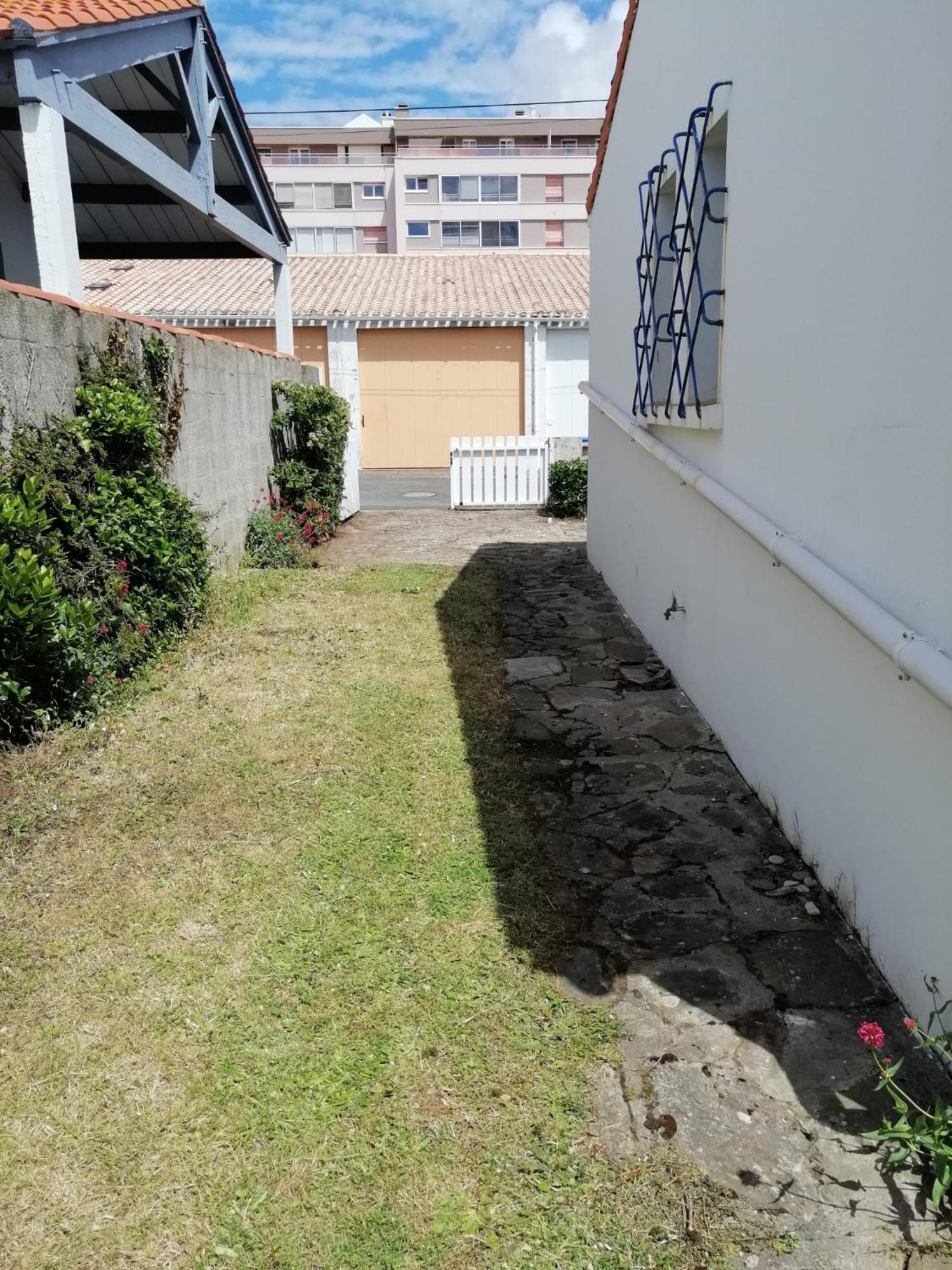 Maison Deux Chambres Avec Jardin A 100M De L'Ocean เลส์ซาบล์-โดล็อนน์ ภายนอก รูปภาพ